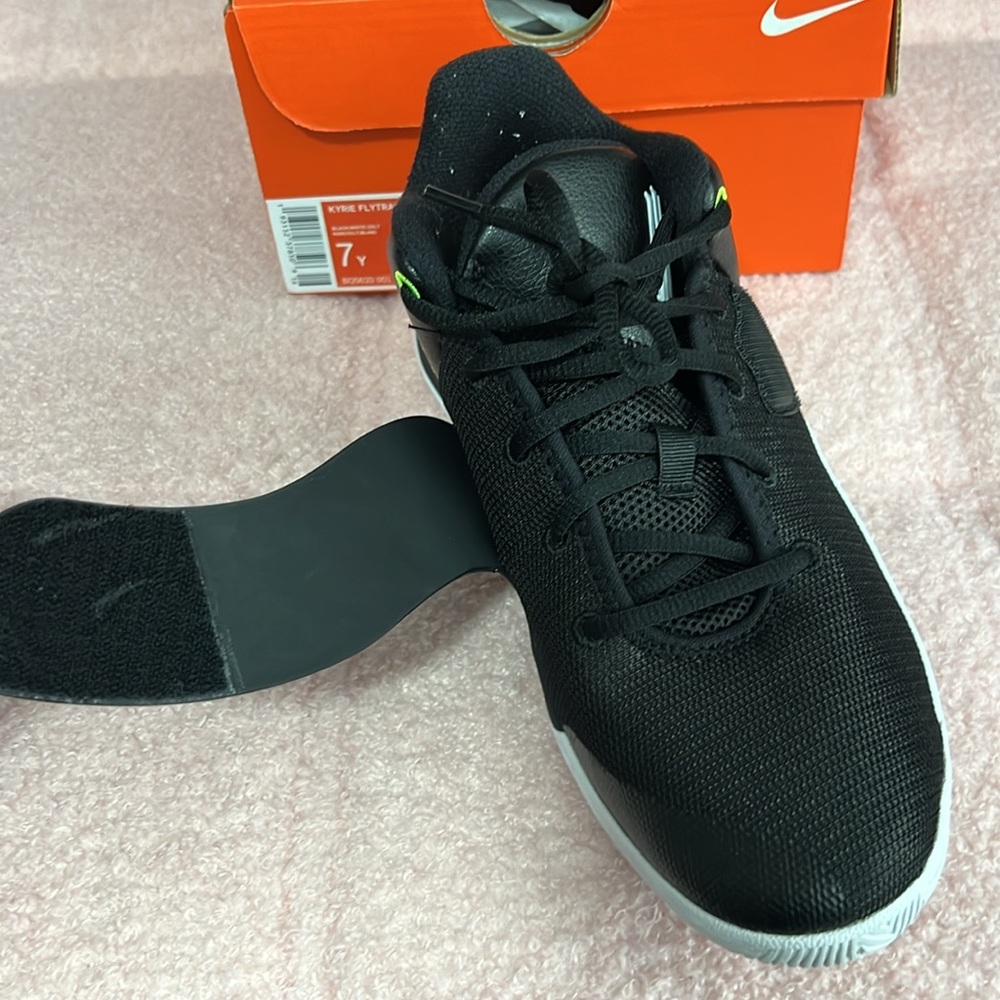 Nike Kyrie Flytrap 3 - Black & White Sneakers - GS 7Y - Picture 9 of 11